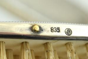 Ezüst(Ag) toalett garnitúra, kefe (2×), fésű (egy foghiány), tükör, jelzett, bruttó: 713,8 g