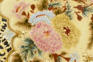 Zsolnay dísztál. Hibátlan, korának megfelelő kopásokkal és mázrepedésekkel. Színesen festett és aran...