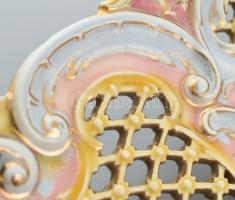 Zsolnay dísztál. Hibátlan, korának megfelelő kopásokkal és gyári tűzrepedéssel. Színesen festett és ...