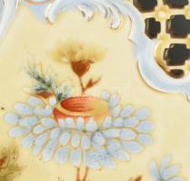 Zsolnay dísztál. Hibátlan, korának megfelelő kopásokkal és gyári tűzrepedéssel. Színesen festett és ...