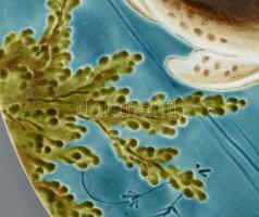 Schütz Cilli fali dísztál. Színes mázakkal festett fajansz. Öblében leopárdcápa korallok között. Jel...