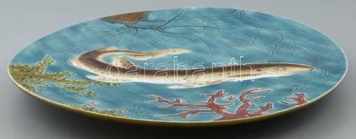 Schütz Cilli fali dísztál. Színes mázakkal festett fajansz. Öblében leopárdcápa korallok között. Jel...