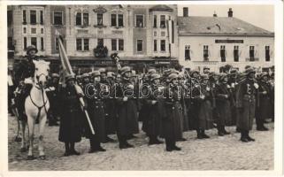 1938 Léva, Levice; bevonulás, Zálogház, gyógyszertár, Bernát Link és Vörösmarty üzlete, Slavia bank, vendéglő. Foto Hajdu / entry of the Hungarian troops, pharmacy, shops, restaurant