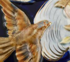 Fali dísztál pár. Színes mázakkal festett fajansz. Öblében Ámor és Psziché jelenettel. Jelzett. Form...