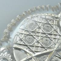 Ólomkristály tortatál, gazdagon csiszolt, apró csorbákkal, d: 26 cm