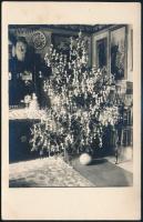 cca 1930 Nagytapolcsány (Topolcany, Topolcian), polgári enteriőr díszes karácsonyfával, festményekkel, kerámiákkal stb. vintage fotólap, jelzés nélkül, 14x9 cm / christmas tree, vintage photocard