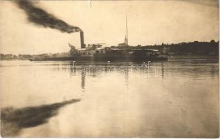 "BADACSONY" (ex SMS Balaton) oldalkerekes vontató gőzhajó felfegyverkezve aknakeresővé Magyar Királyi Folyamőrség kötelékében / Royal Hungarian River Guard ship "BADACSONY". photo (EK)