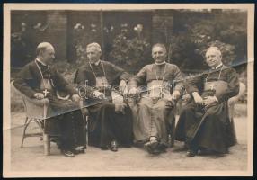 cca 1920 Kohl Medárd (1859-1928) esztergomi, Rott Nándor (1869-1939) veszprémi, és Shvoy Lajos (1879-1968) székesfehérvári püspök Lorenzo Schioppa (1871-1935) nuncius, pápai követ társaságában, hátoldalán feliratozott fotó, közepén töréssel, 16,5x11,5 cm