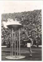 Olympiatulen sytytys. Kesäolympialaiset. XV Olympia Helsinki 1952 / Paavo Nurmi lighting the Olympic flame at the 1952 Summer Olympics in Helsinki. Games of the XV Olympiad