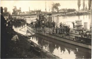 1925 Baja, Magyar Királyi Folyamőrség "KECSKEMÉT" és "SZEGED" WELS típusú őrnaszádok matrózokkal a fedélzeten / Hungarian Royal River Guard ship "KECSKEMÉT" and "SZEGED", mariners on deck. photo (ragasztónyom / gluemark)