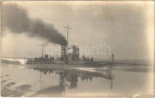 1923 Magyar Királyi Folyamőrség "KECSKEMÉT" (ex SMS Viza) WELS típusú őrnaszádja matrózokkal a fedélzeten egy próbaúton / Hungarian Royal River Guard ship "KECSKEMÉT", mariners on deck. photo