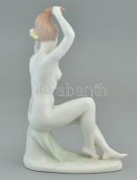 Aquincumi porcelán fésülködő akt, kézzel festett, jelzett, kis kopással, apró csorbával, m: 22 cm