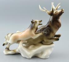 Royal Dux cseh porcelán: Vadász Jelenet, farkas és szarvas, jelzett, restaurált, mázrepedt. 28x14x21 cm