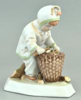 Zsolnay porcelán rőzserakó kisfiú, kézzel festett, jelzett, apró kopásnyomokkal, m:15 cm (tervező:Sinkó András)