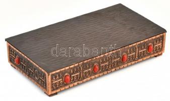 Vörösréz iparművész doboz, fa betéttel, fedél sarkain kis deformációval, 19×10×4 cm
