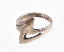 Ezüst(Ag) gyűrű, jelzett, deformációval, méret: 51, nettó: 2,57 g