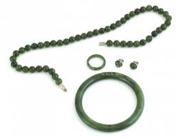 Jáspis ékszerszett (karreif d: 6 cm, ezüst (Ag) fülbevaló (jelzett), gyűrű m: 55, nyaklánc: 41,5 cm)