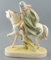 Royal Dux: Arab vadász. Színesen festett aranyozott fajansz. Kopott, restaurált, sérült. Jelzés nélk...