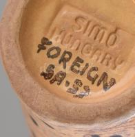 Simó Ágoston (1925-2011): Kakas formájú váza. Színesen festett kerámia, jelzett: Simó Hungary. Csőré...