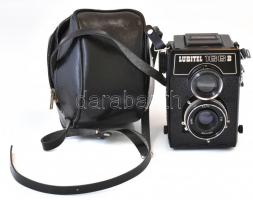 cca 1980 Lomo Lubitel 166B TLR kétobjektíves tükörrefexes fényképezőgép 6x6-os rollfilm formátummal, lencsevédővel, tokkal /  TLR photo camera with lens cap and bag