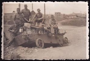 cca 1942 Kilőtt lánctalpas harci jármű magyar katonákkal, valószínűleg a keleti fronton, fotó, 6×9 cm