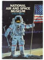 Donald S. Lopez: The National Air And Space Museum. A visit in pictures. Washinton D. C., ,Smithsonian Institution Press. Angol nyelven. Kiadói egészvászon-kötés, kiadói papír védőborítóban.