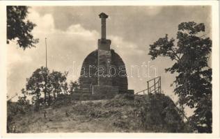 1934 Mátra, Hősök emlékoszlopa a Saskő csúcsán
