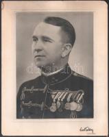 cca 1920-1930 Huszártiszt kitüntetésekkel, kartonra kasírozott fotó, kissé sérült karton, 23,5×17 cm