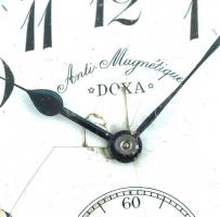 8 napos vadász Doxa. Fém tokos zsebóra, sérült számlappal, tisztításra szorul, tokon vadász jelenett...