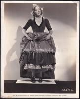 1937 Gaál Franciska (1903-1972) színésznő első amerikai filmszereplése (The Buccaneer - Kalózkisasszony) előtt, a Paramount Pictures Inc. fotója, hátoldalán angol nyelven feliratozott, 25,5x20,5 cm