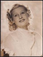 cca 1930 Lilian Harvey (1906-1968) angol származású német színésznő, UFA fotó, hátoldalán sérült, pecséttel jelzett, 21,5x16 cm