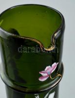 Kancsó, négy pohárral. XIX. sz. Ausztria. Kézzel formázott hutaüveg, kézi, angyalos festéssel, minim...