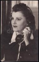 Turay Ida (1907-1997) színésznő aláírása az őt ábrázoló képen