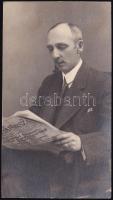 cca 1920-1930 Magyarország című újságot olvasó férfi, fotó, 12×7 cm