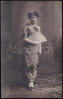cca 1915-1920 Hölgy legyezővel, fotólap, sarkán törésnyom, 14×8,5 cm