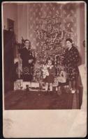 1941 Család karácsonyfával, fotólap, felületén törésnyom, 13,5×8,5 cm