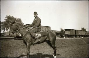 II. világháborús katonai negatívok, csoportkép, lovas katona, stb., 9 db, 9×6 cm