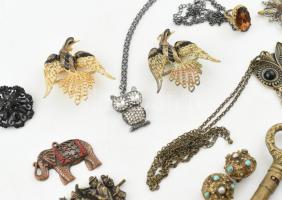 20 db vegyes bizsu ékszer és egyéb fém tárgy, Napoleon sörnyitó, vadász jelenetes tárgy, stb