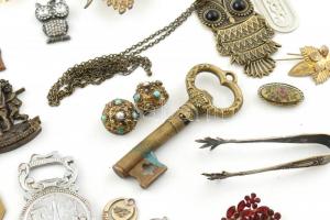 20 db vegyes bizsu ékszer és egyéb fém tárgy, Napoleon sörnyitó, vadász jelenetes tárgy, stb