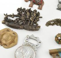 20 db vegyes bizsu ékszer és egyéb fém tárgy, Napoleon sörnyitó, vadász jelenetes tárgy, stb
