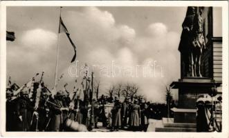 1941 Budapest I. Az 1848-49-es szabadságharci zászlók ünnepélyes hazahozatala Oroszországból. Az ünnepség előtt a Görgey szobornál