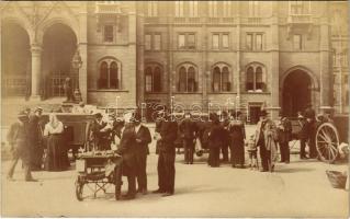 1914 Szeptember 17, Budapest V. Országház előtti téren kiállított elfogott orosz ágyúk, érdeklődő nézelődők, utcai árus. photo