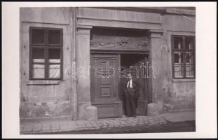 cca 1930 Budapest, Óbuda, Lajos utca 150., a még érintetlen fa relief a kapu fölött, eredeti fotó, szép állapotban, hátoldalon feliratozva, 9×14 cm