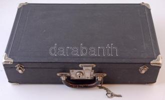 Éremtartó koffer, 4db kék színű, bársonyborítású tálcával, három tálca különböző méretű fészkekkel, ...