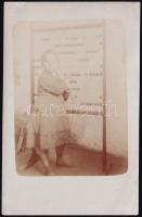 cca 1910 Iskolai nagyméretű golyós számolóeszközt (abakusz) használó kislány fotója, sarkán törésnyom, 13,5×8,5 cm
