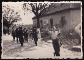 1940 Erdélyi magyarok, kik megmenekültek a román rabszolgaság alól - hátoldalon feliratozott fotó, 6×8,5 cm
