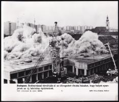 1968 A régi óbudai házak bontása az új panelházak felépítése érdekében, 2 db sokszorosított MTI fotó, 21×24 cm