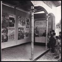 cca 1960 Az Állami Biztosító különálló pavilonja valószínűleg egy mezőgazdasági kiállításon, plakátokkal, fotó, 18×18 cm