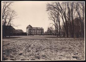 1944 A körmendi herceg Batthyány-Strattmann-kastély és parkja az 1944. november 15-i hadnagyavatás helyszíne, hátoldalon feliratozott fotó, szép állapotban, 12×17 cm