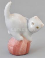 Herendi porcelán labdás macska figura. Kézzel festett, jelzett, hibátlan. 5,5 cm